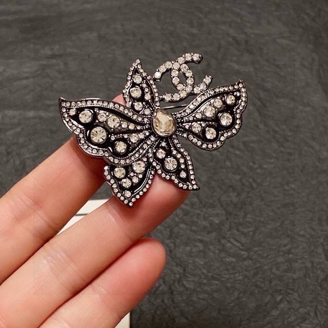Chanel counters new black butterfly with diamond Chanel brooch, is the most unde