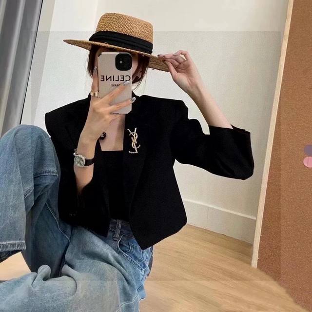 The new brooch is launched at the YSL counter. It is the most understanding acce