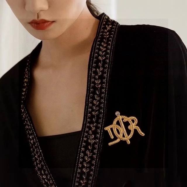 The new Dior Cd letter brooch is made of brass, which is consistent with the cou