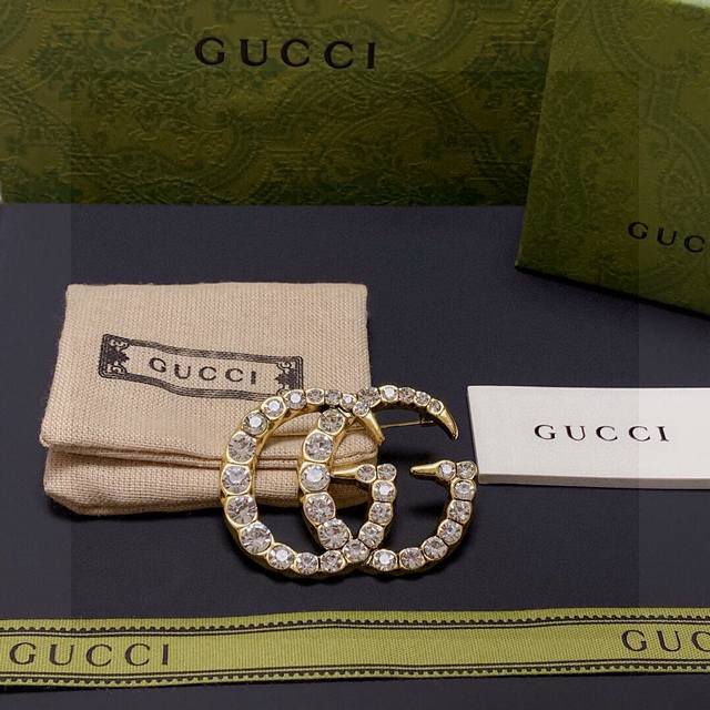 Gucci counters have new brooches, which are the most understanding accessories f