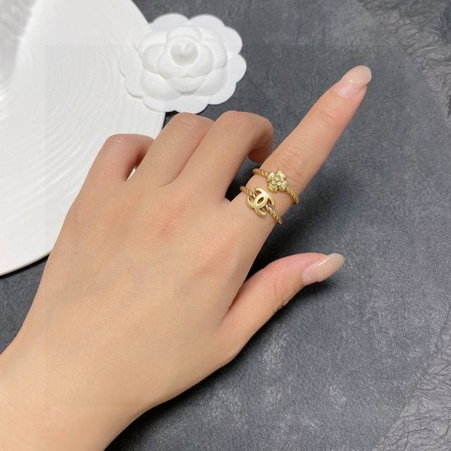 Another hot-selling Chanel double C vintage ring set! It is also a ring that you