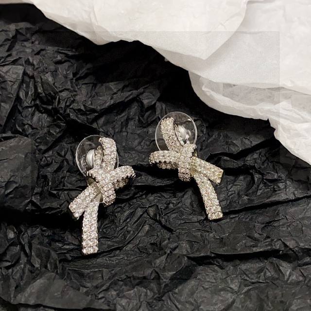 Xiaohongshu recommends 25 new earrings Chanel Chanel full diamond bow earrings