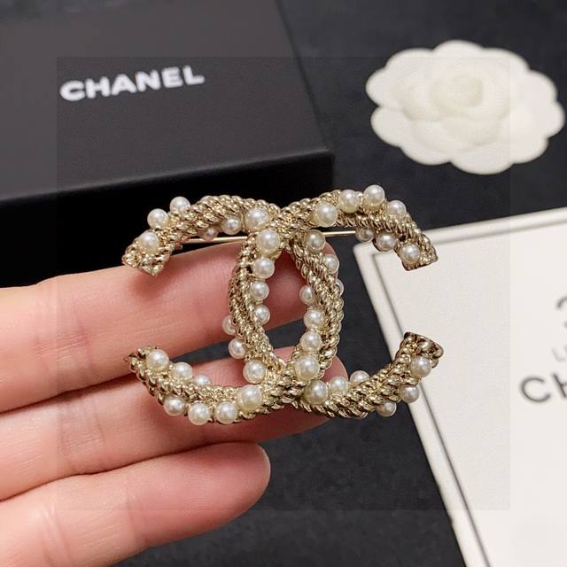 Chanel's new pearl Chanel brooch is the most understanding accessory for women.