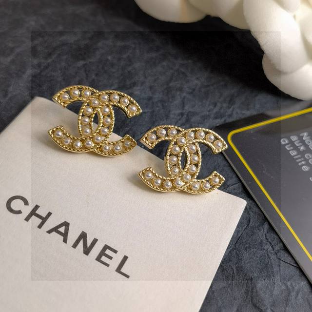 Chanel's latest model 1New Arrival Chanel Chanel hollow Swarovski pearl letter e