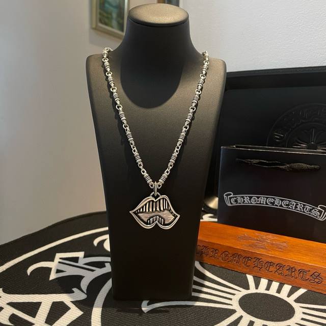 New counter quality Chrome Hearts classic retro button necklace lip pendant conc