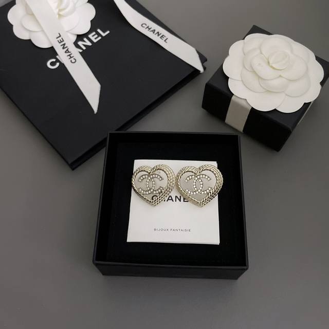 We produce the fragrant hollow hemp pattern heart earrings Z 5300, the latest ho