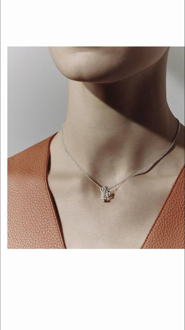 We produce Etriviere necklaces, which can be customized with 18K real gold and r