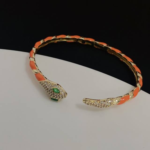 Cartier snake head diamond bracelet, popular among celebrities and internet cele