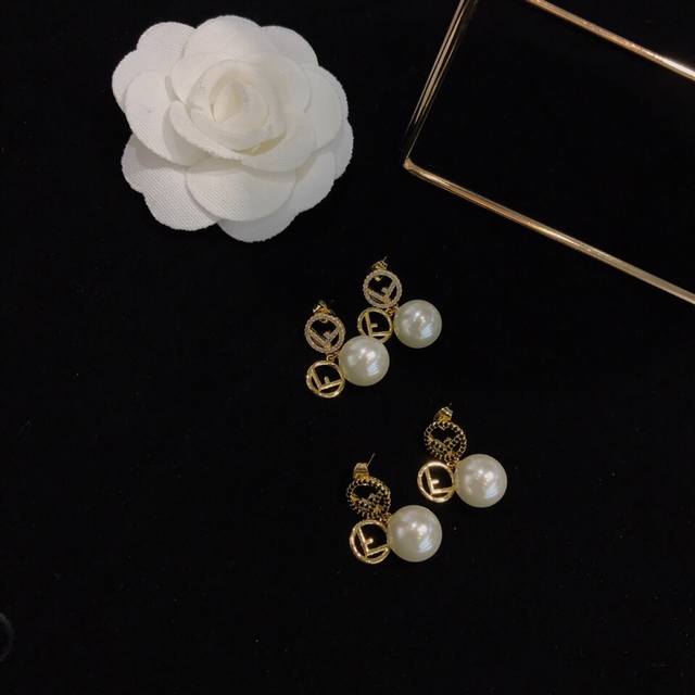 Fendi F earrings are a one-to-one high-end custom-made hot-selling new model. It