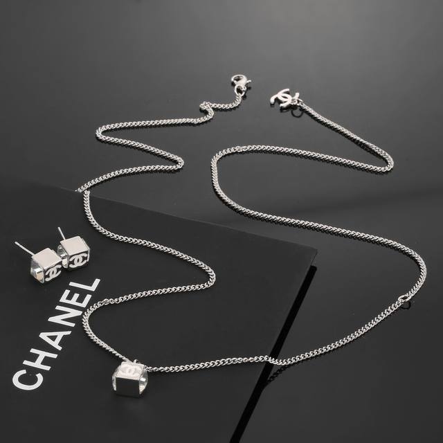 necklace earrings Chanel's latest white square necklace earrings are very versat