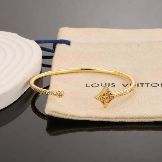 1855355FFF, the exquisite version of Louis Vuitton's simple bracelet, inherits t