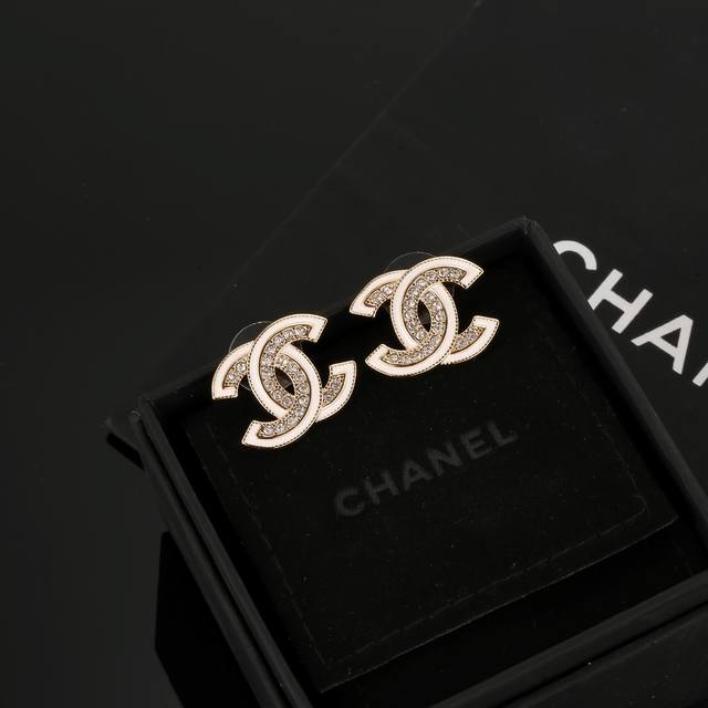 Chanel classic double C earrings. This is a very good-looking and versatile fash