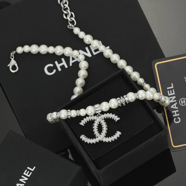 Chanel pearl necklace has a simple design yet is fashionable. The perfect collis
