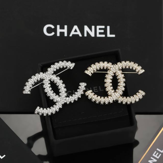 Chanel's hottest item brooch, the most classic model, no one else, super beautif