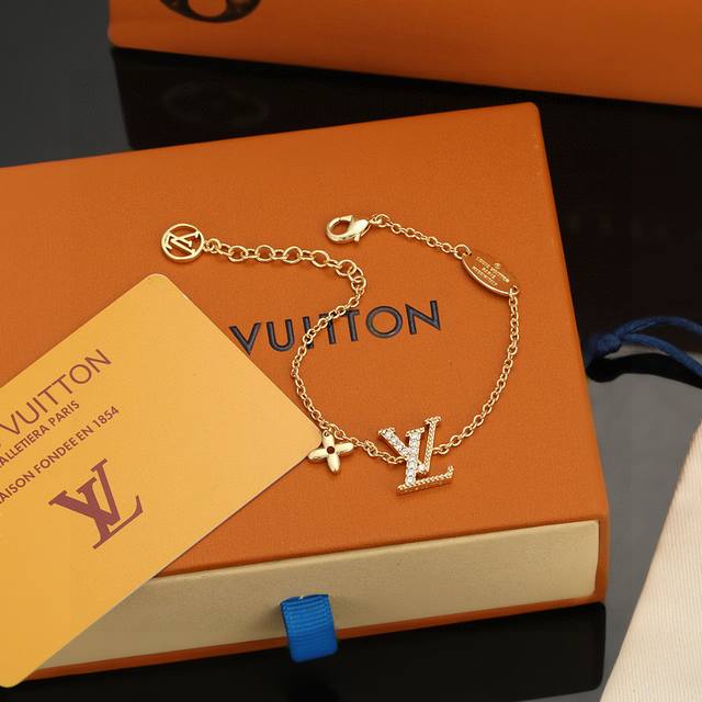 Louis Vuitton gold letter bracelet inherits the exquisite craftsmanship and poli