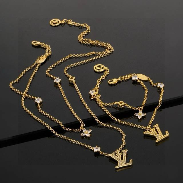 The new Lv Iconic necklace bracelet from LVJIA has the Lv letter inlaid with cry