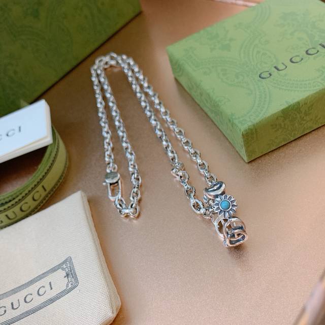The latest Gucci necklace, the chain is of a higher grade, the same as the celeb
