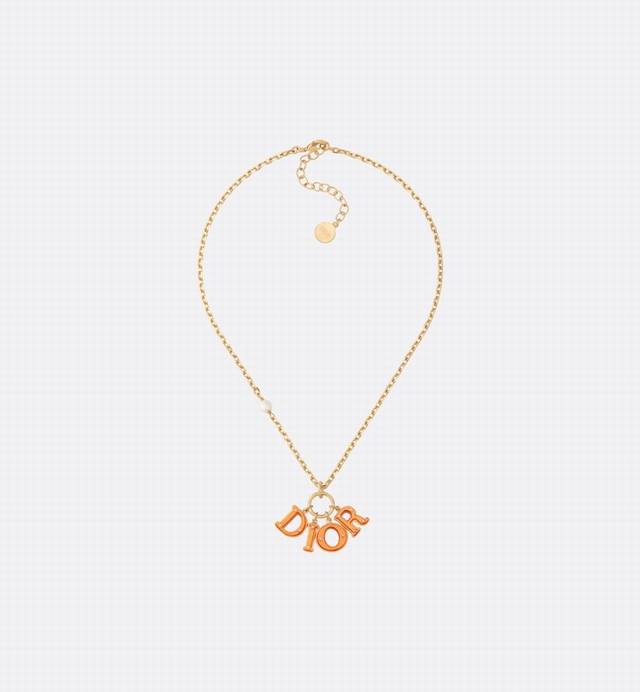 Dior acrylic letter necklace, elegant and refined design The carving is very fac