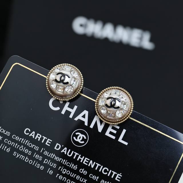 Chanel sugar cube round full diamond earrings With its own luster, it is another
