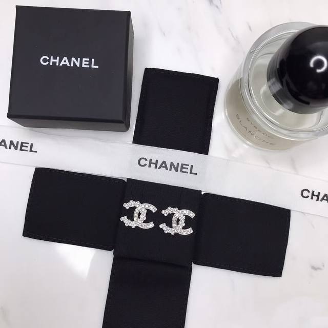Chanel flower vine dot diamond earrings Small Chanel style Cc inlaid square diam