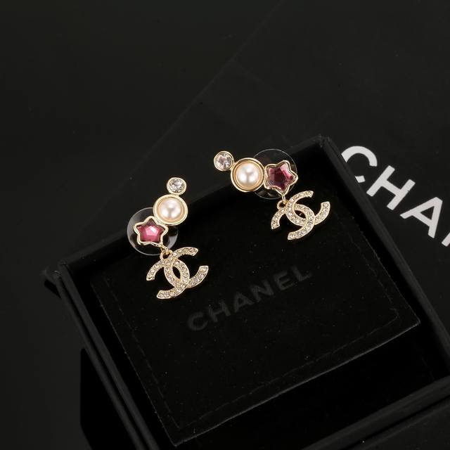 Chanel colorful star earrings are more flattering to the face. Surrounded by gol