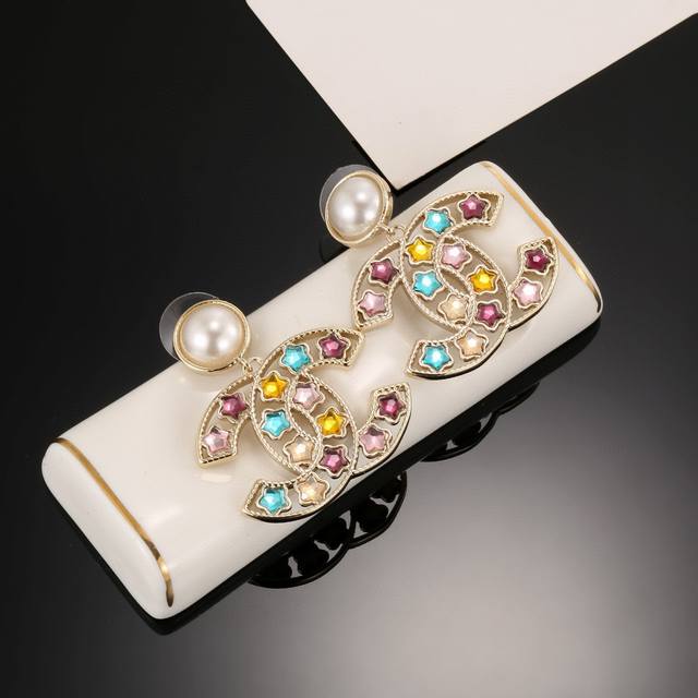 Chanel star color series earrings, more flattering face shape. Surrounded by gol