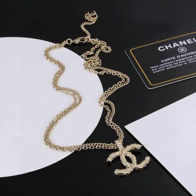 Chanel necklace For you who are busy every day, remember to reward yourself afte