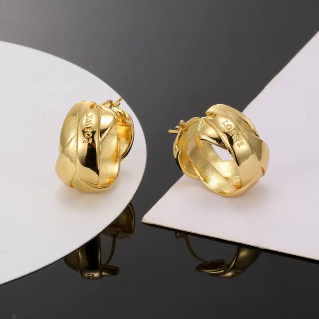 The design of the golden hit Loewe is really amazing and very artistic! Its logo