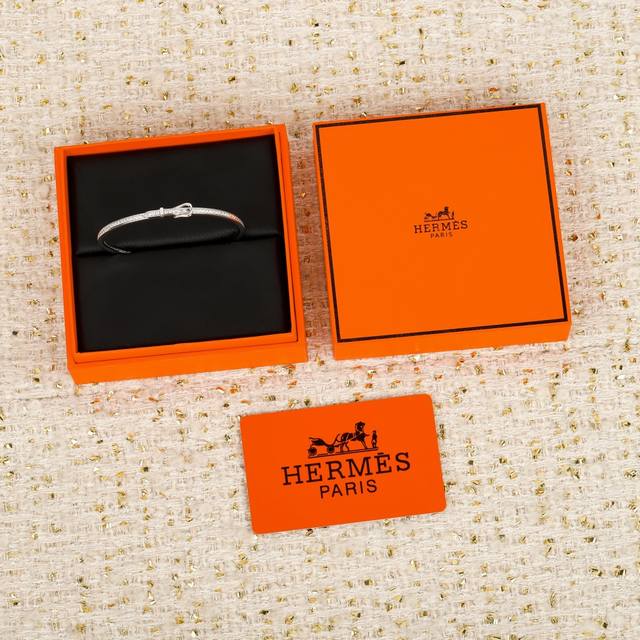 We produce Etriviere bracelets, which can be customized with 18K real gold and r