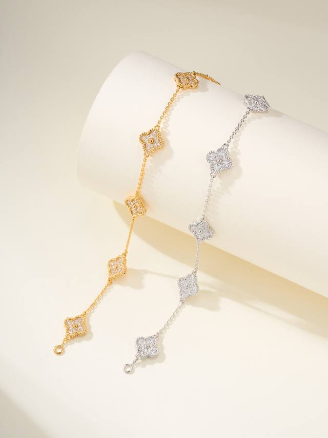Six-flowered diamond four-leaf clover bracelet 1. Small but delicate, simple and