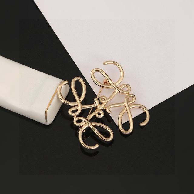 Loewe Ruyi knot geometric new brooch Brooch Sometimes simplicity is not necessar