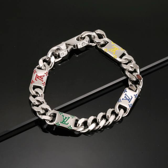 The fine craftsmanship of the Louis Vuitton bracelet is based on exquisite craft