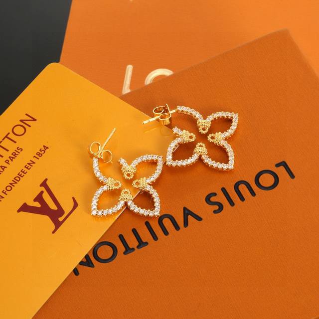 Lv gold four-leaf clover earrings Louis Vuitton personality brings a fashionable