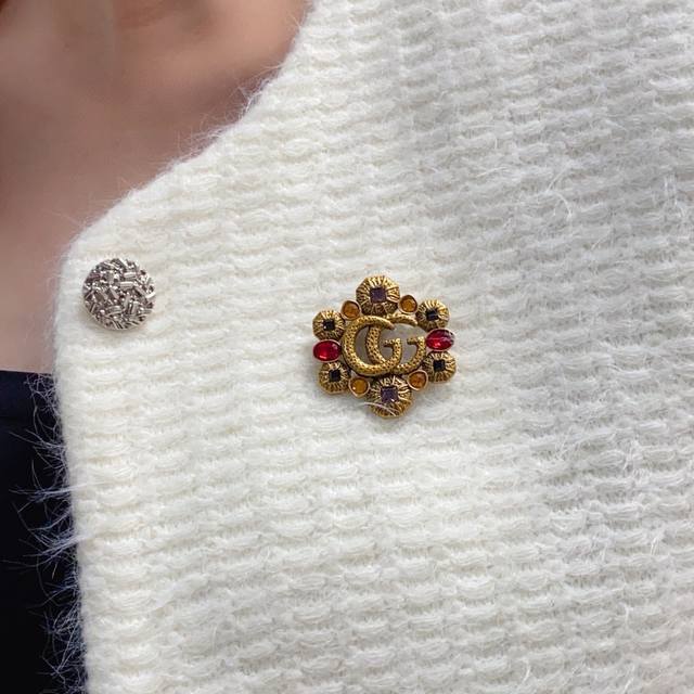 Gucci counter new retro new brooch, is the most understanding of women's accesso