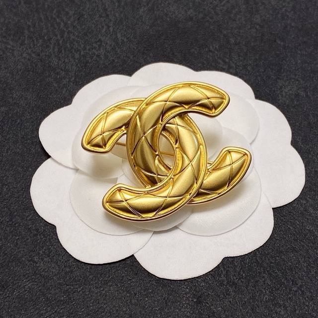 Chanel counter new antique gold vintage Chanel brooch is the most understanding