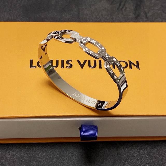 Lv Louis Vuitton series new bracelets are unisex and can be worn by both men and
