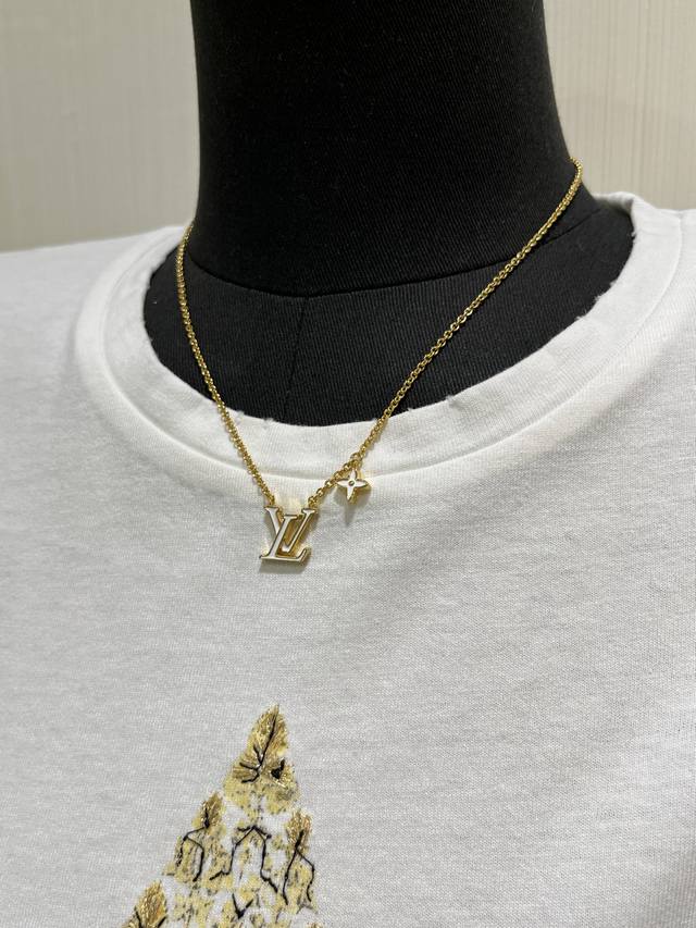 No. Lxl0017 Lv*Latest necklace dripping oil white consistent Zp brass material T