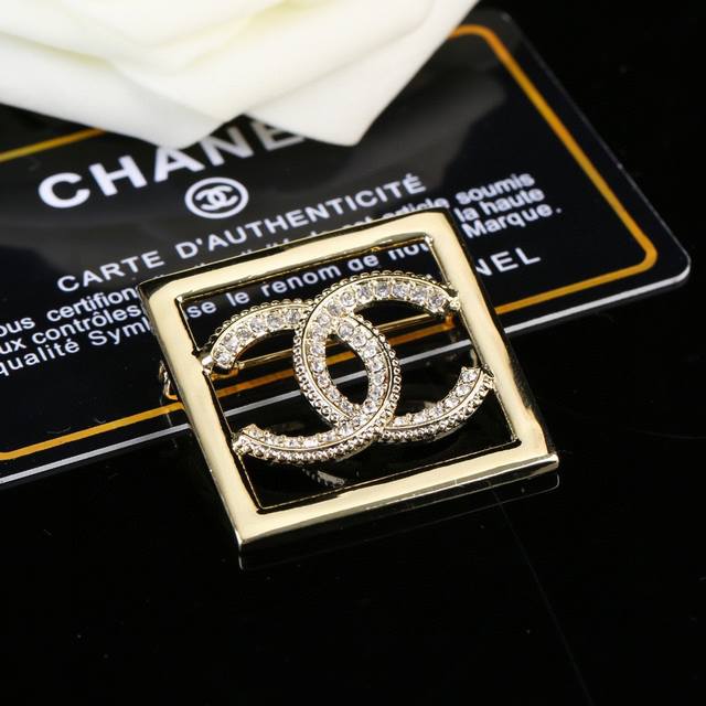 Chanel Autumn and Winter Series Diamond Double C Brooch A unique design with a s