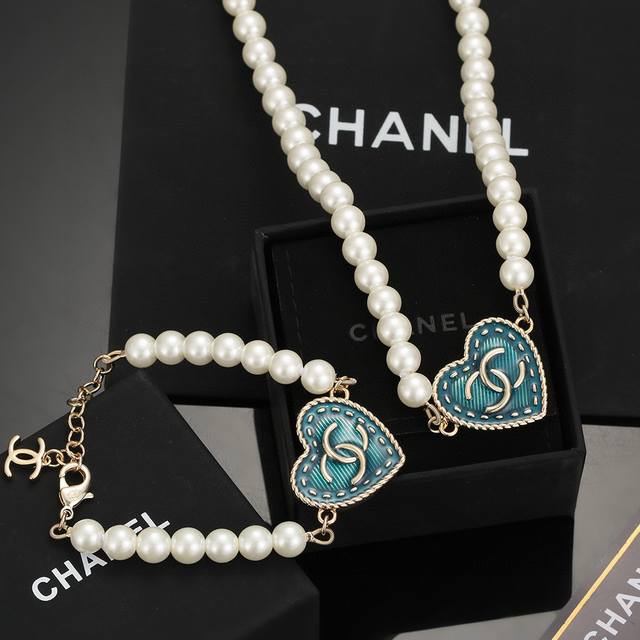 Chanel's new double C heart peach retro old blue pearl bracelet necklace. This i