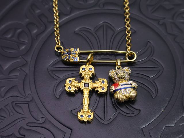 It's the perfect way to dress up! The Croce Heart brooch necklace has a recogniz