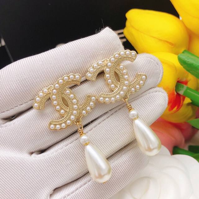 No. Xed0075 Ch Nel Double C water drop pearl gourd rice bead earrings, a very go