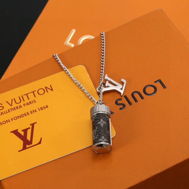 Seiko version of Donkey necklace unique Lv letter perfume bottle necklace Lv Scu