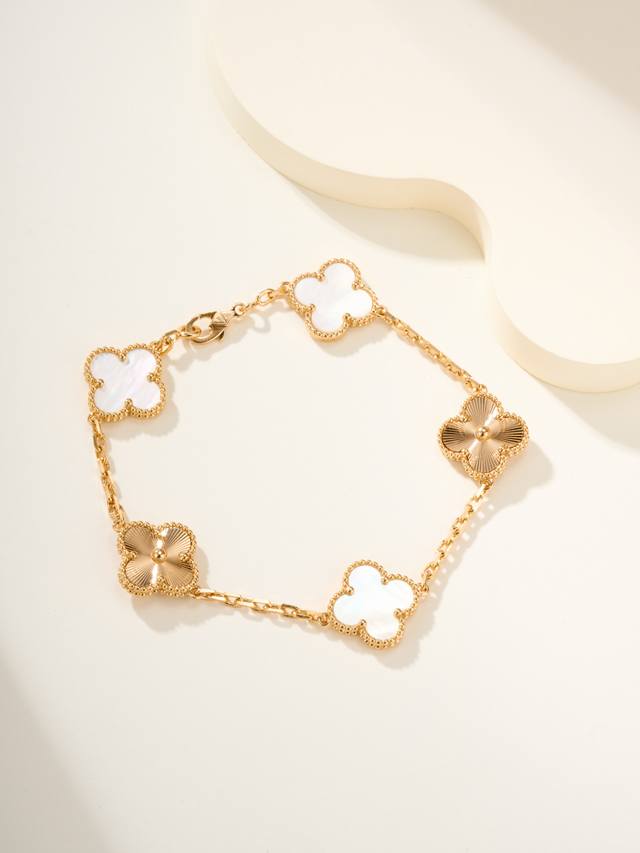 The white mother-of-pearl five-flower bracelet is a timeless classic in the fash