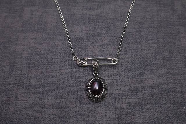 P Chrome Hearts necklace brooch chain is very cool. Chrome Hearts necklace has d