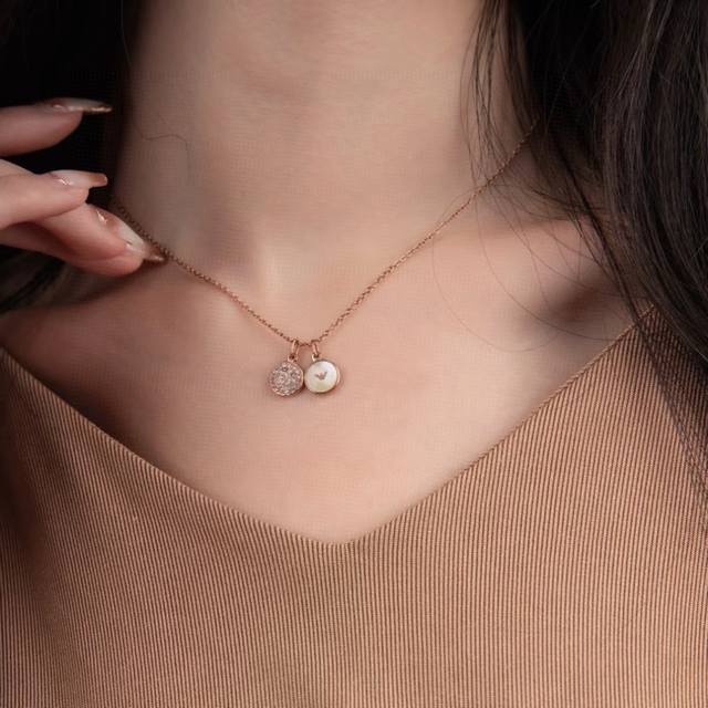 Armani's new pendant necklace really suits my taste. It's not the kind that is v