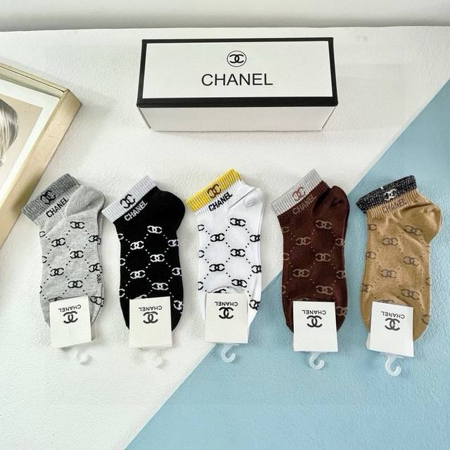comes with packaging. One box contains five pairs of Chanel's popular short soc