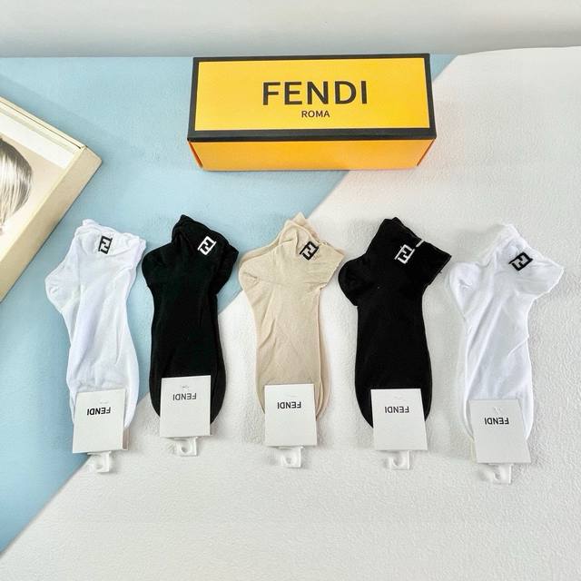 comes with packaging. One box contains five pairs of Fendi high-end versions. T