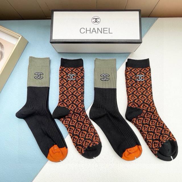comes with packaging. One box contains four pairs of Chanel high-quality, super