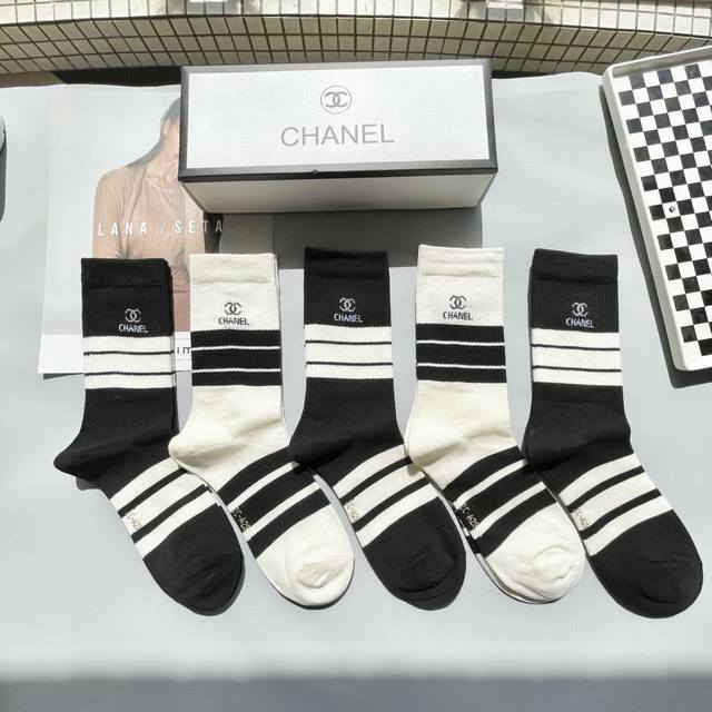 comes with packaging. One box contains five pairs of Chanel high-quality, super