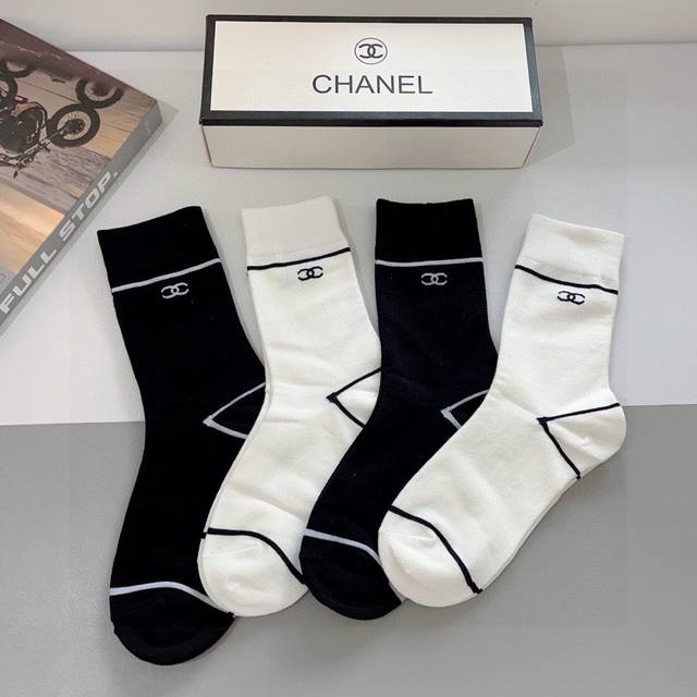 comes with packaging, 4 pairs in a box Chanel classic socks, high version, pure